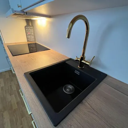 شقة Stunning 2-bed In Near Airport نانيسْتا